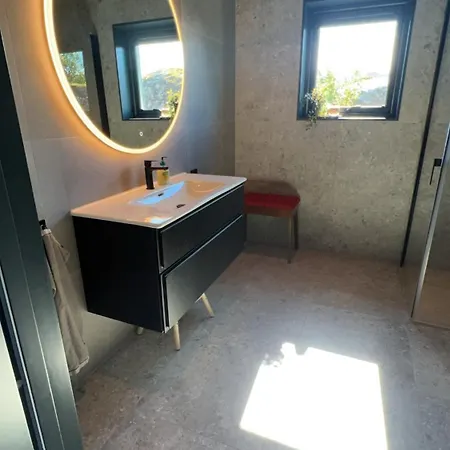 Nytt Og Moderne Hus I Vakre Lofoten, Sentralt Pa *